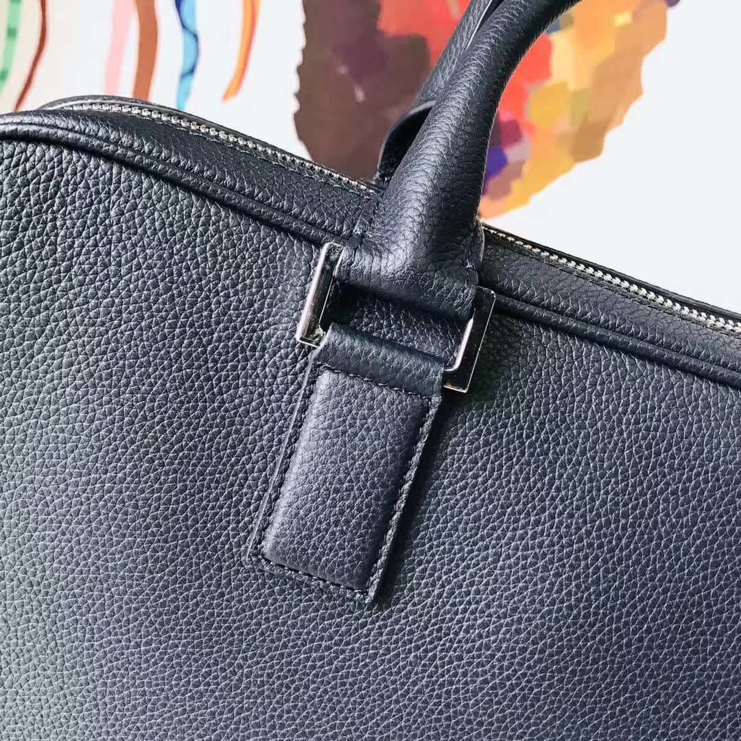 【原版皮】迪奥/Dior 男士公文包,选用粒面纹小牛皮裁制而成,采用传统工艺,是现代男士携带各类日常数据与文件的尚佳选择