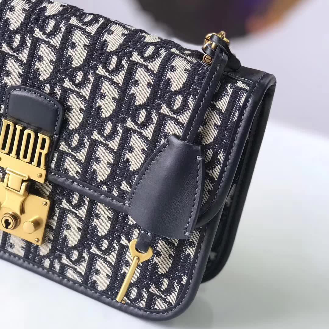 【原版皮】迪奥/Dior 链条包,选用Oblique提花帆布搭配同色系牛皮皮革裁制而成,饰以不规则珠片,很有年代感,搭配链条肩带,真是perfect
