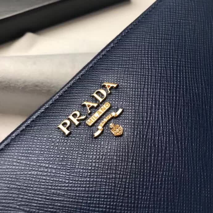 【原版皮】普拉达/Prada 拉链钱夹,选用十字纹小牛皮裁制而成,正面点缀金色散字徽标,尽显高档时尚,低调而又奢华,款号:1ML506