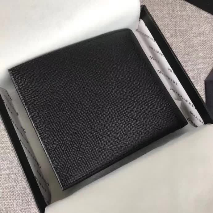 【原版皮】普拉达/Prada 短款钱夹,选用十字纹小牛皮裁制而成,边角点缀散字唛标识,经典之作,简单时尚,款号:2M0513