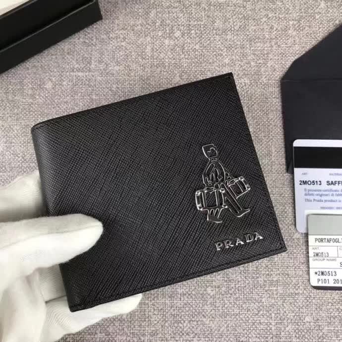 【原版皮】普拉达/Prada 短款钱夹,选用十字纹小牛皮裁制而成,边角点缀小公仔标识,经典之作,简单时尚,款号:2M0513