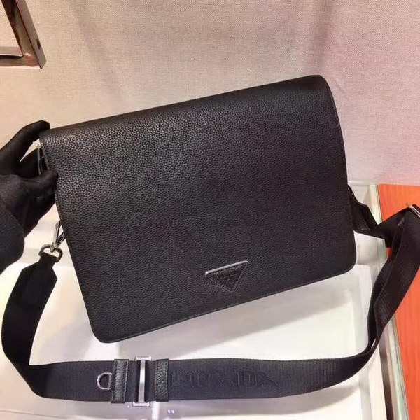 【原版皮】普拉达/Prada 男士斜跨包,采用进口小牛皮材质,外部三角形徽标,简约又大气,男士们的最爱,款号:2VD012