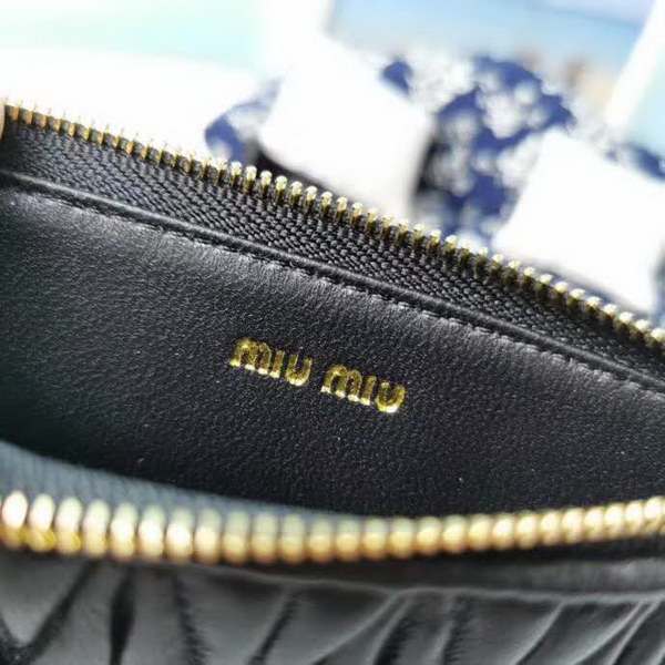 【原版皮】缪缪/Miu Miu 拉链钱夹,采用小羊皮材质精心裁制而成,Matelasse花纹图案,内里标识烫字,款号:5MB00