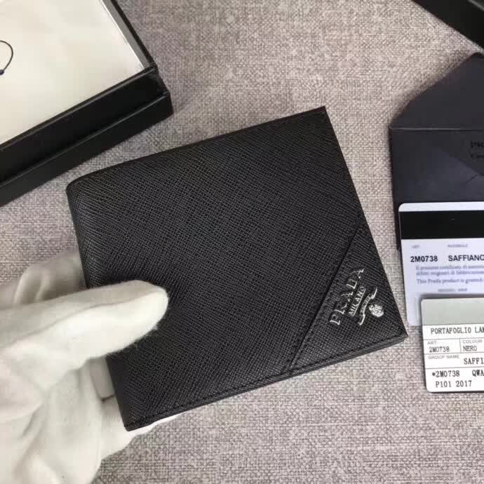 【原版皮】普拉达/Prada 短款钱夹,选用十字纹小牛皮裁制而成,边角点缀散字唛徽标,经典之作,简单时尚,款号:2M0738