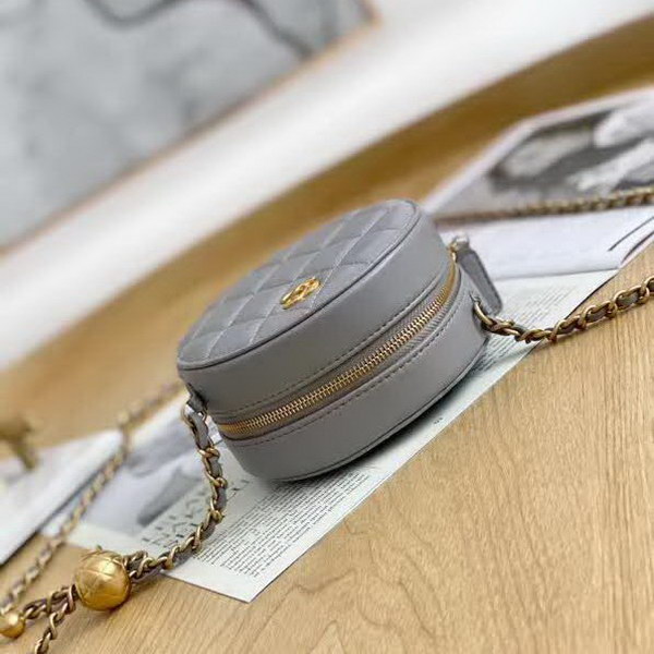 【原版皮】香奈儿/Chanel 金球系列小圆饼包,采用小羊皮精心裁制而成,柔软细腻搭配这季最火爆的链条,神奇的小金球能控制肩带长短,平时出门带的口红车钥匙纸巾都能放,款号:AS0366