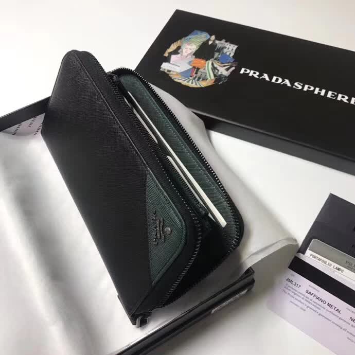 【原版皮】普拉达/Prada 拉链钱夹,选用十字纹小牛皮裁制而成,边角点缀三角散字徽标,经典之作,简单时尚,款号:2ML317