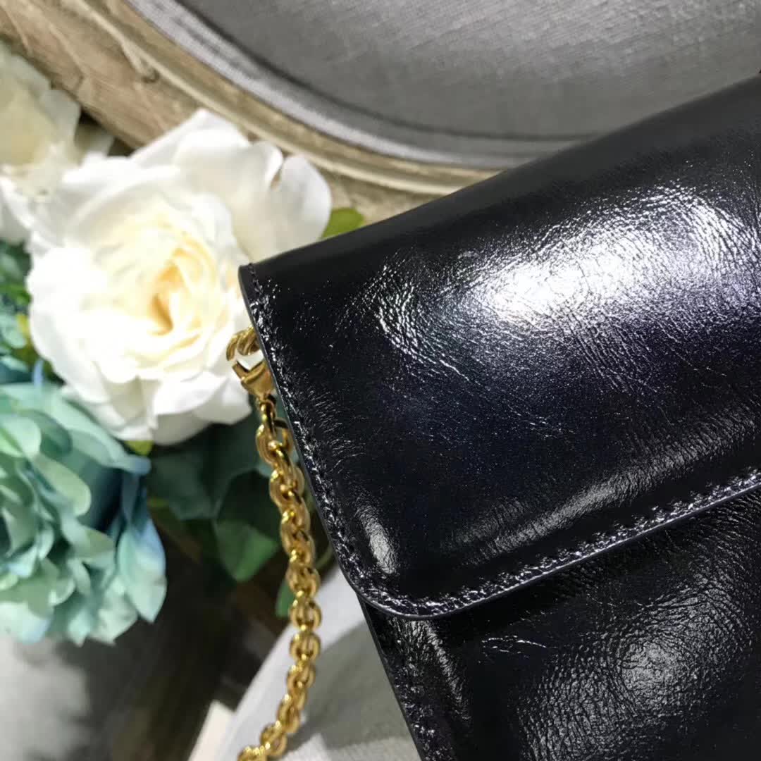 【原版皮】迪奥/Dior 30 Montaigne链条包,选用裂纹亮皮牛皮裁制而成,饰以标志性“CD”字母锁扣,款号:M5683