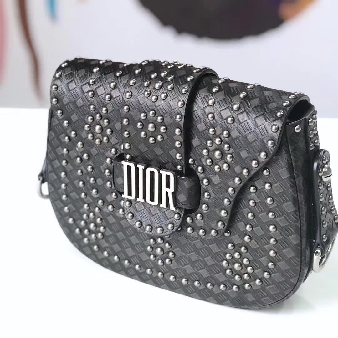 【原版皮】迪奥/Dior 肩背包,选用编织纹小牛皮裁制而成,缀以铆钉设计,搭配宽肩带更有特色,真的特别好看,款号:M6501