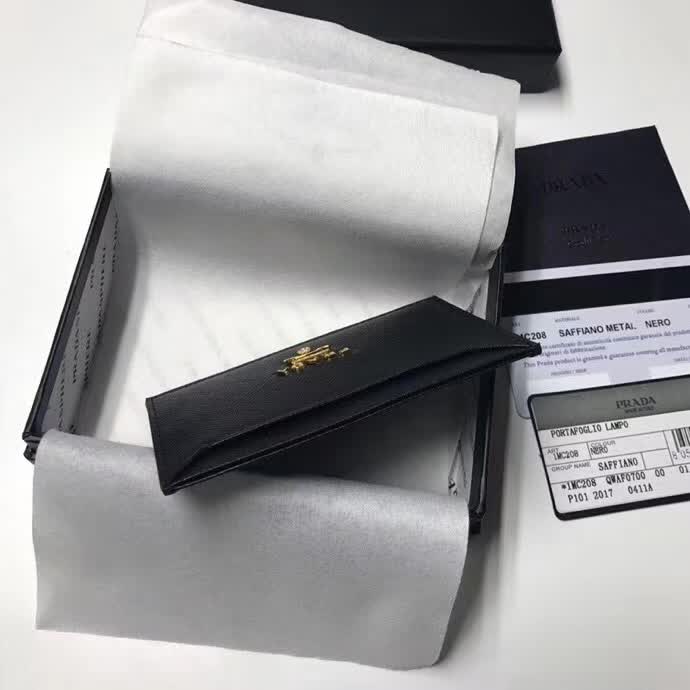 【原版皮】普拉达/Prada 卡包,选用十字纹牛皮裁制而成,精湛走线均匀整齐,油边顺滑,做工精致如图可见,款号:1MC208