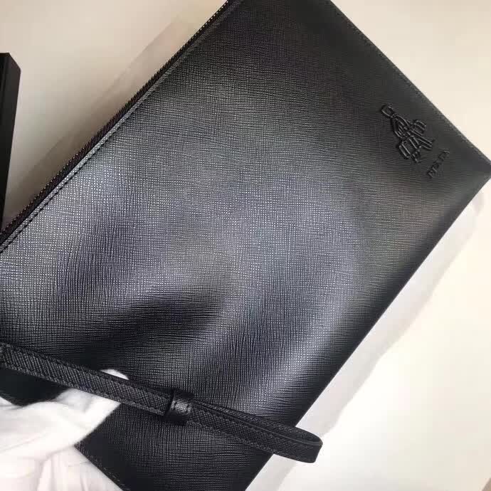 【原版皮】普拉达/Prada 男士手包,选用十字纹小牛皮裁制而成,边角点缀同色小公仔徽标,尽显高档时尚,低调而又奢华,款号:2NG005