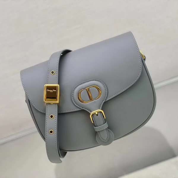 【原版皮】迪奥/Dior bobby 手袋,复古CD logo,硬挺的包身,五金做旧增加了复古感,不易磨损,采用光面牛皮革精心制作,饰以复古金色五金配件提升格调,柔软而富有质感,点缀有军装风格搭扣,款号:M9319