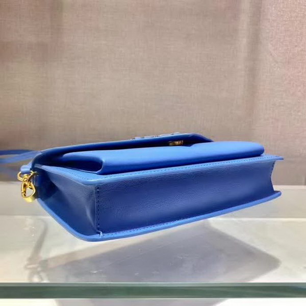 【原版皮】普拉达/Prada 肩背包,诠释精致的极简主义设计格调,一枚金属徽标点缀其上,昭示品牌身份,可拆卸可调式皮革肩带,又可当手包,内配可拆卸镜子,款号: 1BP020