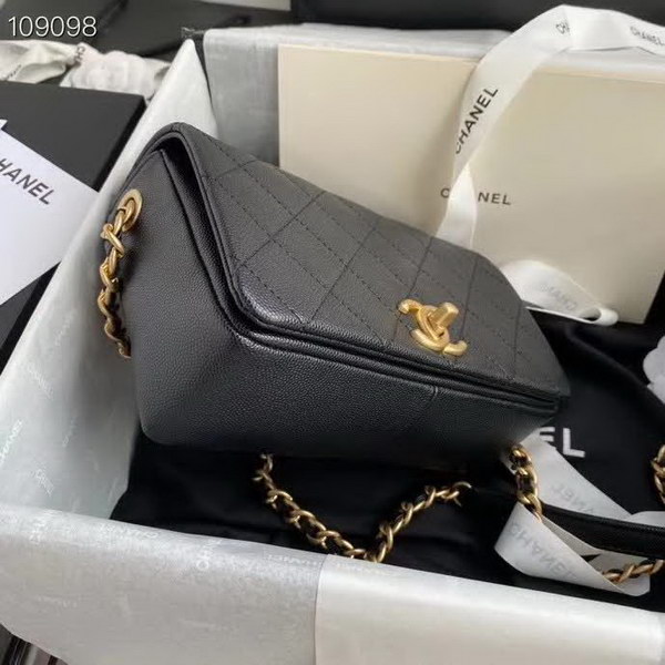 【原版皮】香奈儿/Chanel 新款口盖包,选用牛皮颗粒经过特殊工艺抛光,皮面略微亮闪闪,增加了耐磨度同时又超质感,经典的菱格纹设计,双C纽扣设计,19的皮穿金属粗链条,款号:AS1895