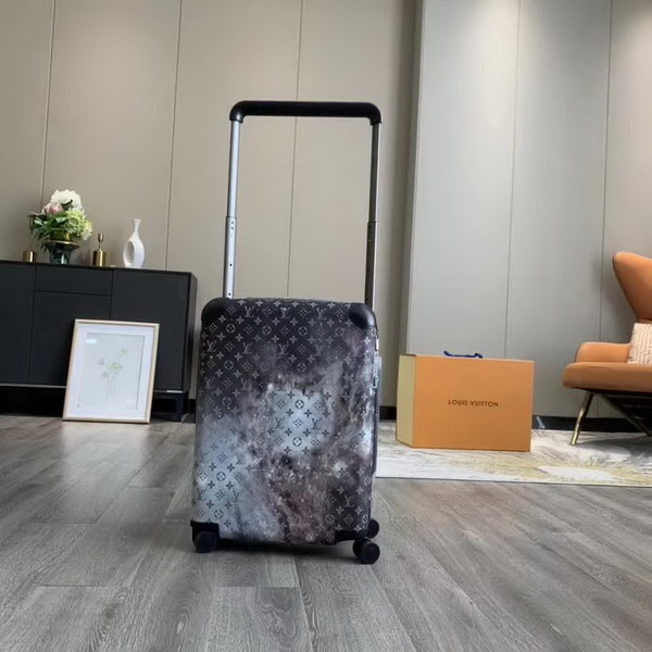 路易威登/LV 星空Horizon拉杆箱以个性创意革新,追溯品牌传统行李箱的设计风尚,皮革边角保护和超大外置拉杆丰富智慧细节,打造优雅且实用的旅行伴侣