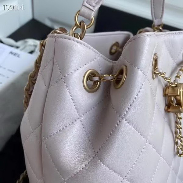 【原版皮】香奈儿/Chanel 新款抽绳包,选用小羊皮经过特殊工艺抛光,皮面略微亮闪闪,增加了耐磨度同时又超质感,经典的菱格纹设计,双C纽扣设计,19的皮穿金属粗链条,款号:AS1900