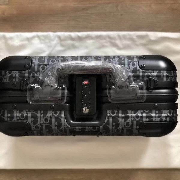 迪奥Dior X 日默瓦/RiMoWa 独家定制款化妆箱,汇集艺术,时尚与设计,领先时装周发售,体现精湛的手工匠艺和专业技术