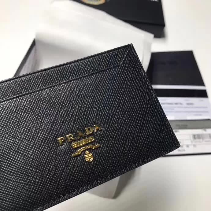 【原版皮】普拉达/Prada 卡包,选用十字纹牛皮裁制而成,精湛走线均匀整齐,油边顺滑,做工精致如图可见,款号:1MC208
