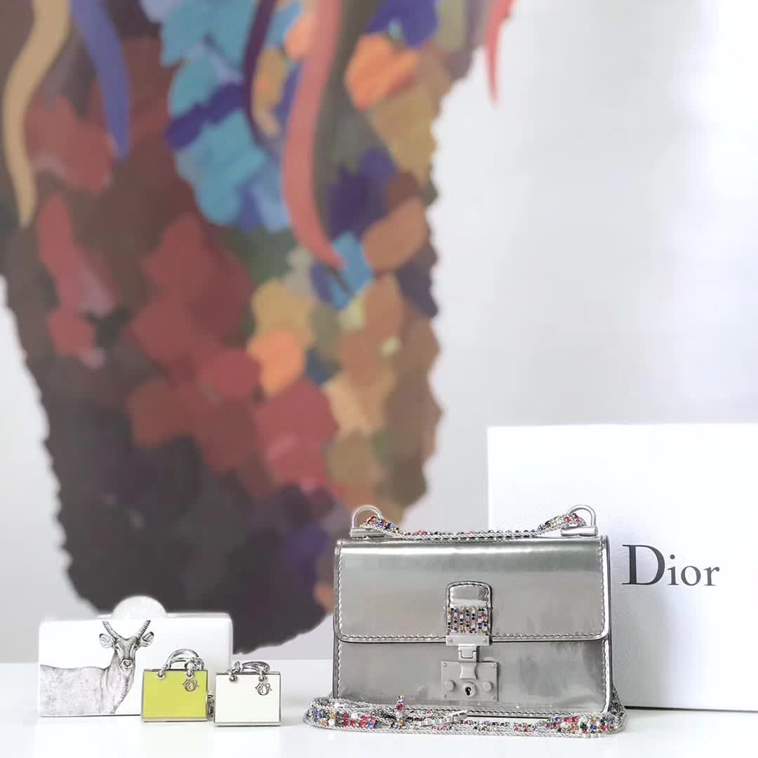 【原版皮】迪奥/Dior 链条包,选用光滑漆牛皮裁制而成,饰以点缀彩色钻粒的品牌标识字母锁扣,设计很特别,不容易撞款,链条缀满彩色钻粒,美得不要不要的,款号:5817