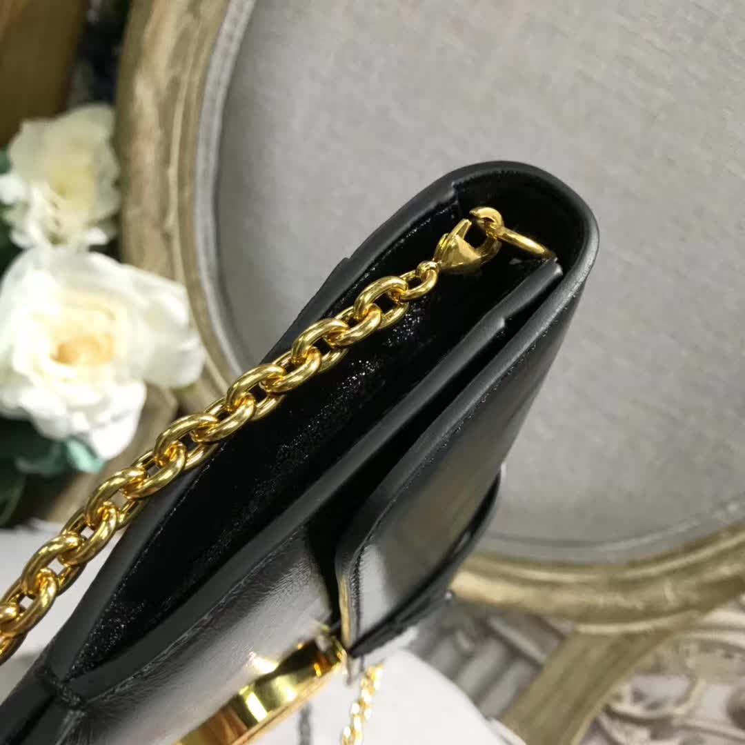 【原版皮】迪奥/Dior 30 Montaigne链条包,选用裂纹亮皮牛皮裁制而成,饰以标志性“CD”字母锁扣,款号:M5683