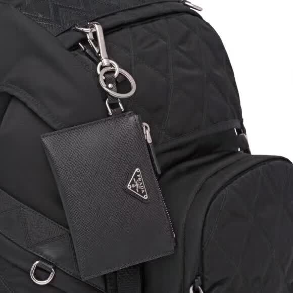 【原版皮】普拉达/Prada 钥匙包,车钥匙包,选用十字纹小牛皮裁制而成,男女通用款,最主要是可以挂在背包上,时尚前卫,款号:1TT080