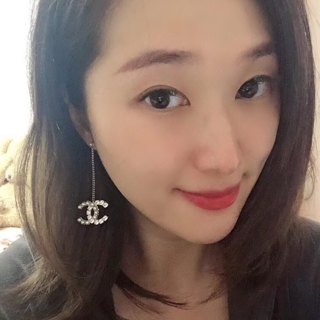 20秋季最新专柜款-Chanel经典款珍珠耳钉,细节满满的一款,以及背面五金的细腻,完美