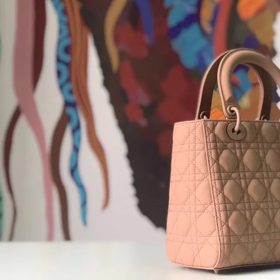 【原版皮】迪奥/Dior 戴妃包,磨砂系列,选用小牛皮绗缝藤格纹,饰有 Ultra matte 饰面金属配饰