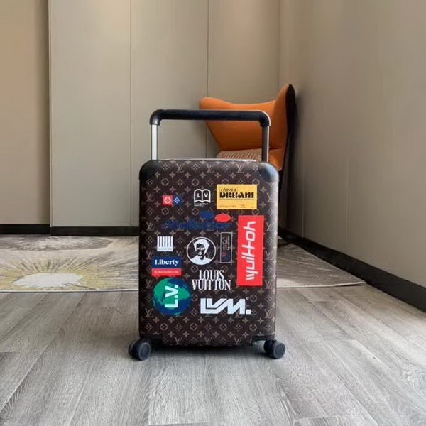 路易威登/LV Horizon 50拉杆箱,以个性创意革传奇经典,为标志性Monogram帆布点缀旅行贴饰,皮革边角保护和超大外置拉杆丰富智慧细节,打造优雅且实用的旅行伴侣