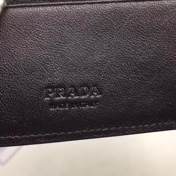 【原版皮】普拉达/Prada 短款钱夹,选用十字纹牛皮裁制而成,饰以黑色经典丝印徽标,风格优雅简约,款号:2M0513