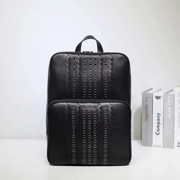 【原版皮】宝缇嘉/BV 男士双肩包,融合VN Eyelets工艺新颖呈现,光滑打蜡小牛皮基底上,大号金属孔眼条纹和intrecciato编织图案交织呈现,相映成趣,款号:80186608A