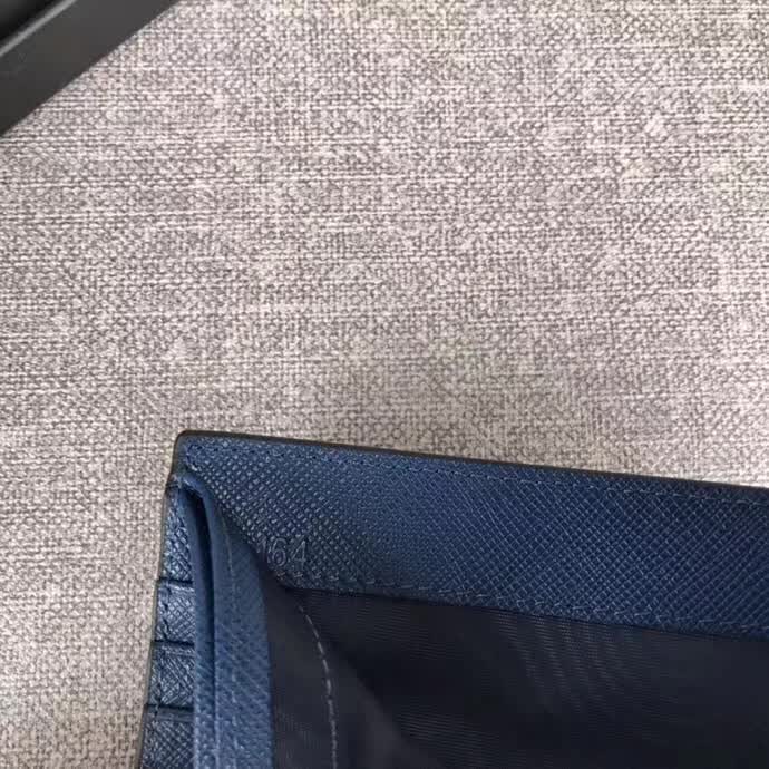 【原版皮】普拉达/Prada 短款钱夹,选用十字纹小牛皮裁制而成,边角点缀三角散字唛标识,精湛走线均匀整齐,做工精湛,款号:2M0513