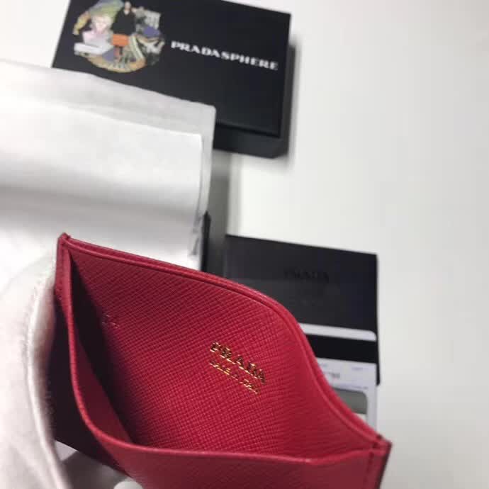 【原版皮】普拉达/Prada 卡包,选用十字纹牛皮裁制而成,精湛走线均匀整齐,油边顺滑,做工精致如图可见,款号:1MC208