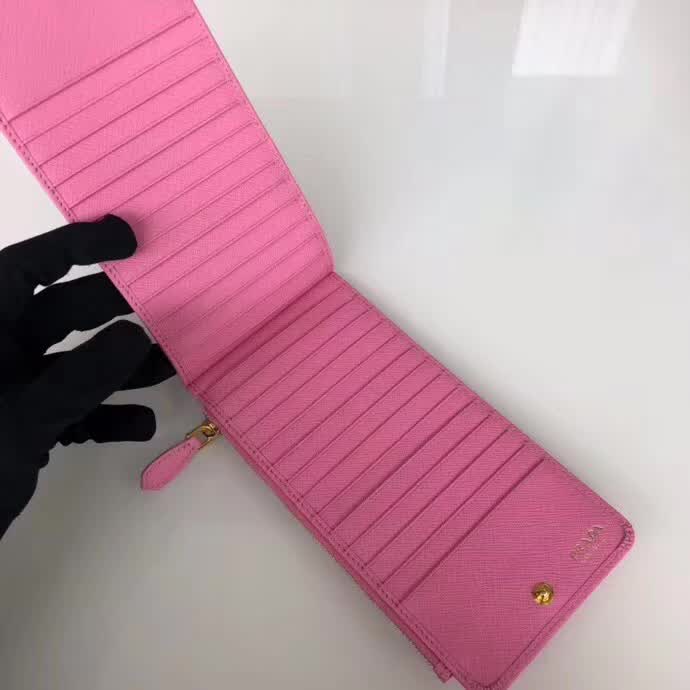 【原版皮】普拉达/Prada 卡包,男女通用款,选用十字纹牛皮裁制而成,点缀金色散字唛徽标,超大容量