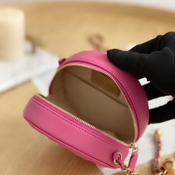 【原版皮】香奈儿/Chanel 金球系列小圆饼包,采用小羊皮精心裁制而成,柔软细腻搭配这季最火爆的链条,神奇的小金球能控制肩带长短,平时出门带的口红车钥匙纸巾都能放,款号:AS0366