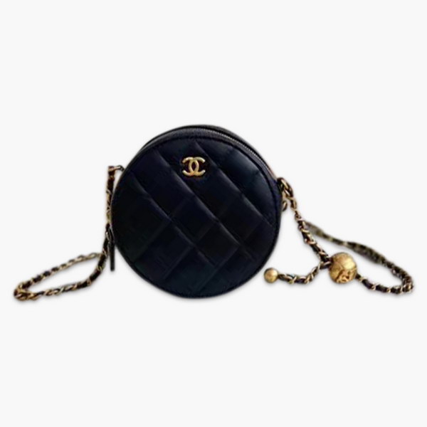 【原版皮】香奈儿/Chanel 金球系列小圆饼包,采用小羊皮精心裁制而成,柔软细腻搭配这季最火爆的链条,神奇的小金球能控制肩带长短,平时出门带的口红车钥匙纸巾都能放,款号:AS0366