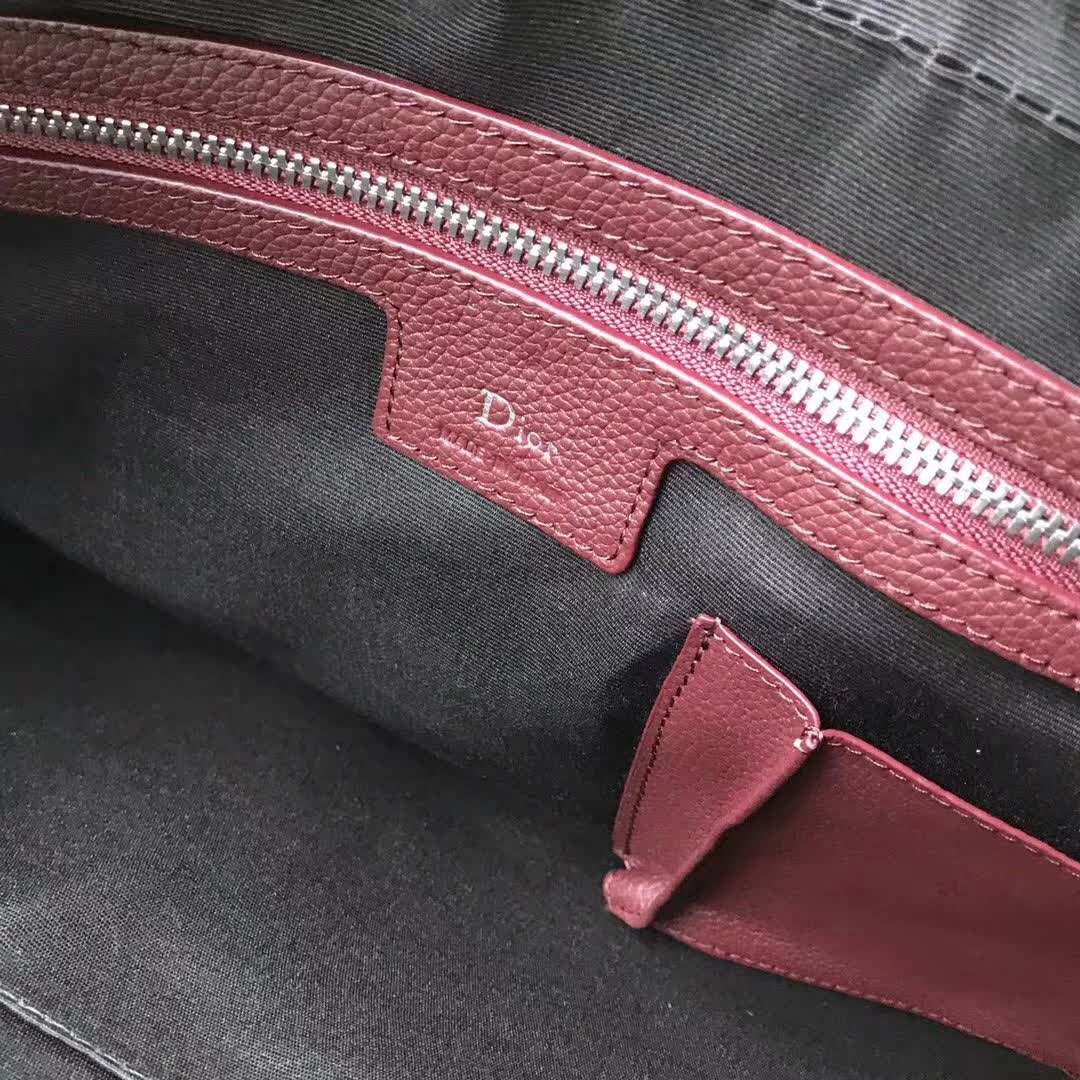 【原版皮】迪奥/Dior 男士公文包,选用粒面纹小牛皮裁制而成,采用传统工艺,是现代男士携带各类日常数据与文件的尚佳选择