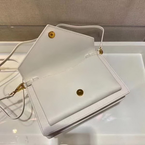 【原版皮】普拉达/Prada 肩背包,诠释精致的极简主义设计格调,一枚金属徽标点缀其上,昭示品牌身份,可拆卸可调式皮革肩带,又可当手包,内配可拆卸镜子,款号: 1BP020