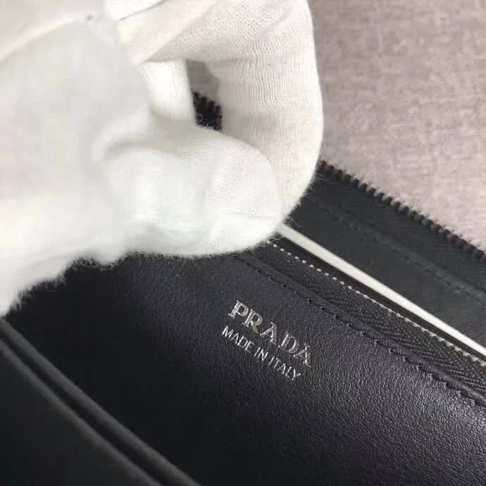 【原版皮】普拉达/Prada 拉链钱夹,选用纳帕牛皮裁制而成,点缀散字唛徽标,精湛走线均匀整齐,款号:1ML506