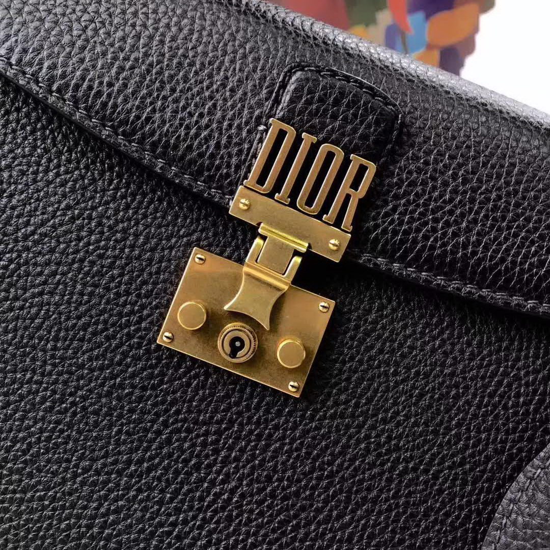 【原版皮】迪奥/Dior 手提包,选用荔枝纹小牛皮裁制而成,饰以品牌标识字母锁扣,低调奢华,简约时尚