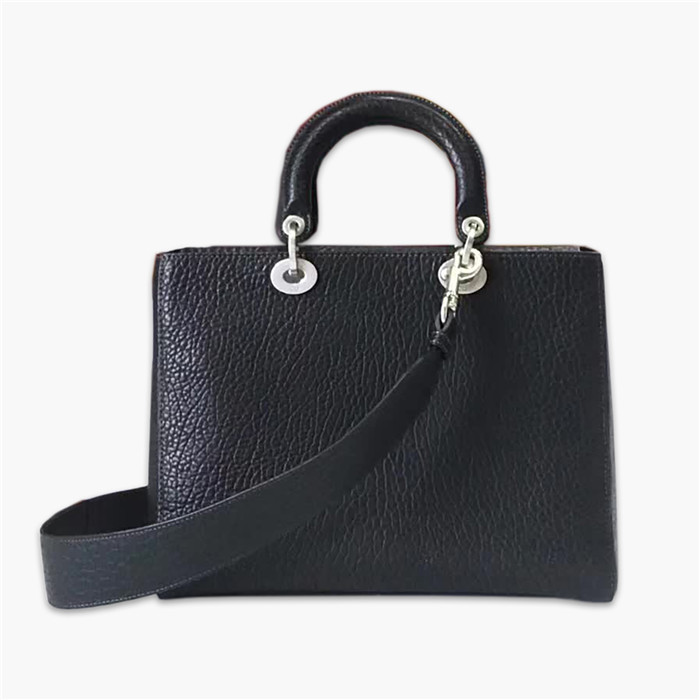 【原版皮】迪奥/Dior 手提包,选用大象纹小牛皮裁制而成,缀以品牌标识吊坠,搭配宽肩带更有特色,简约时尚