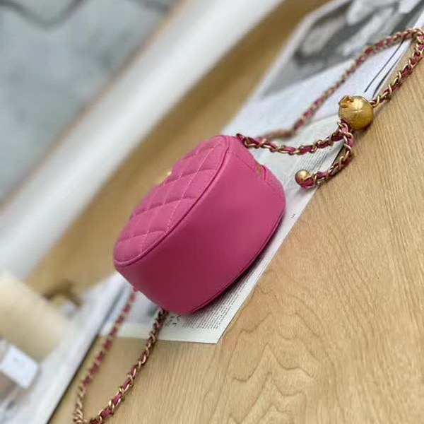 【原版皮】香奈儿/Chanel 金球系列小圆饼包,采用小羊皮精心裁制而成,柔软细腻搭配这季最火爆的链条,神奇的小金球能控制肩带长短,平时出门带的口红车钥匙纸巾都能放,款号:AS0366