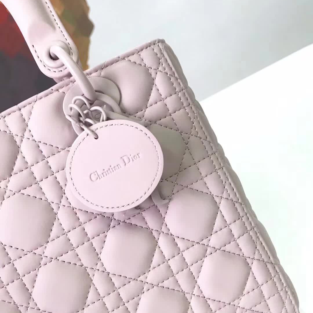 【原版皮】迪奥/Dior 戴妃包,磨砂系列,选用小牛皮绗缝藤格纹,饰有 Ultra matte 饰面金属配饰