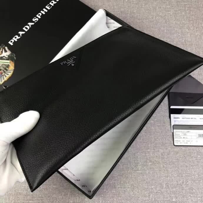 【原版皮】普拉达/Prada 男士手包,选用十字纹小牛皮裁制而成,正面点缀品牌三角散字徽标,款号:2NG05V