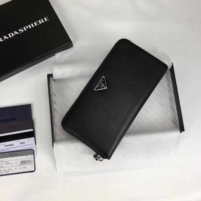 【原版皮】普拉达/Prada 拉链钱夹,选用十字纹小牛皮裁制而成,正面点缀三角唛徽标,经典之作,简单时尚,款号:1ML506