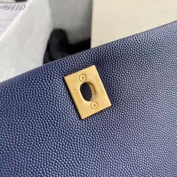 【原版皮】香奈儿/Chanel 新款口盖包,选用牛皮颗粒经过特殊工艺抛光,皮面略微亮闪闪,增加了耐磨度同时又超质感,经典的菱格纹设计,双C纽扣设计,19的皮穿金属粗链条,款号:AS1895