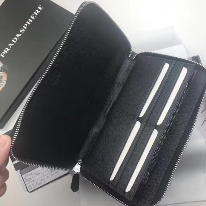 【原版皮】普拉达/Prada 拉链钱夹,选用十字纹小牛皮裁制而成,正面点缀三角唛徽标,经典之作,简单时尚,款号:1M1188