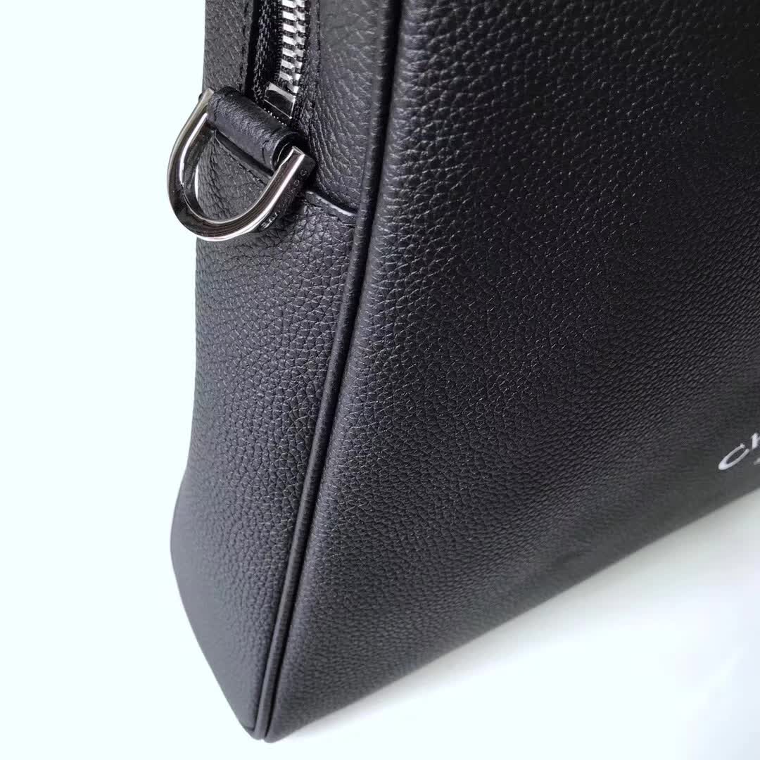 【原版皮】迪奥/Dior 男士公文包,选用粒面纹小牛皮裁制而成,采用传统工艺,是现代男士携带各类日常数据与文件的尚佳选择