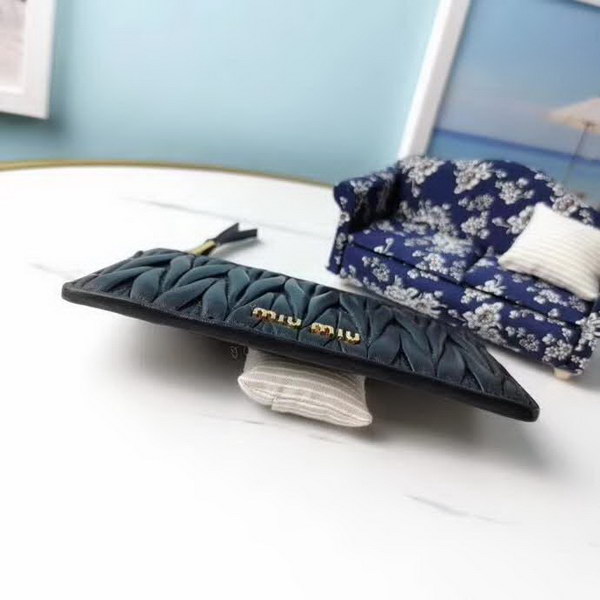 【原版皮】缪缪/Miu Miu 拉链钱夹,采用小羊皮材质精心裁制而成,Matelasse花纹图案,内里标识烫字,款号:5MB00