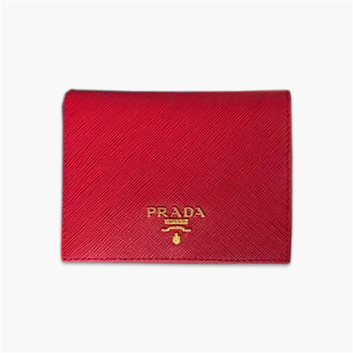 【原版皮】普拉达/Prada 短款钱夹,选用十字纹小牛皮裁制而成,点缀金色散字唛徽标,简单实用,提升个人品味的一款,款号:1M0204