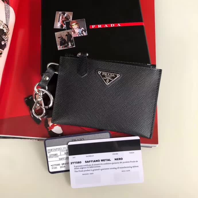 【原版皮】普拉达/Prada 钥匙包,车钥匙包,选用十字纹小牛皮裁制而成,男女通用款,最主要是可以挂在背包上,时尚前卫,款号:1TT080