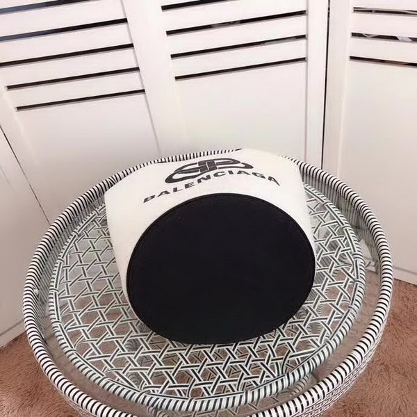【原版皮】巴黎世家/Balenciaga, 帆布水桶手提包,黑白设计正面大小logo相衬,经典设计简约不轻易过时,帆布包轻盈易携带,容量却很赞,手提斜挎都是棒棒的